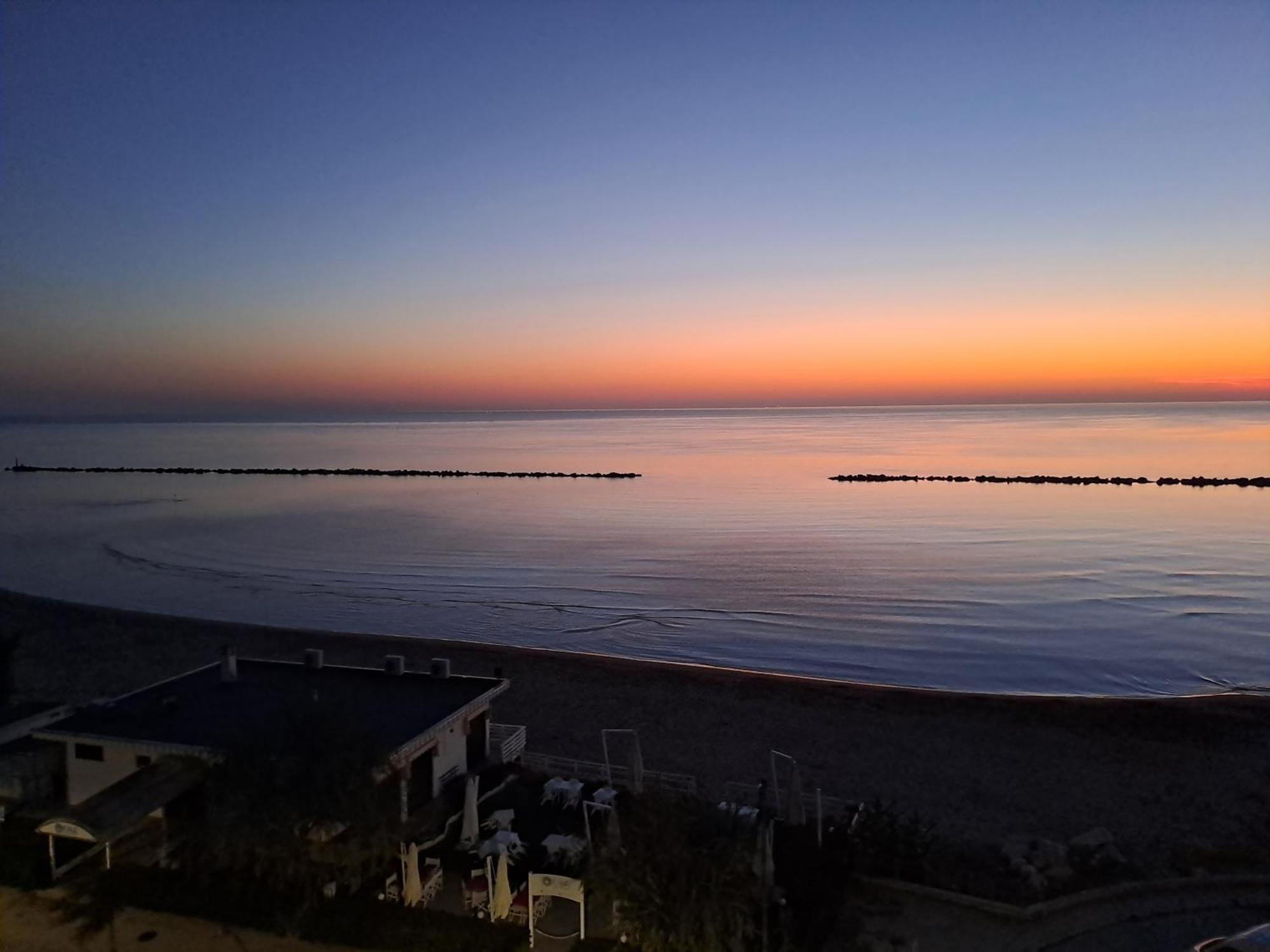 Attico Fronte Mare Apartment Martinsicuro Bagian luar foto